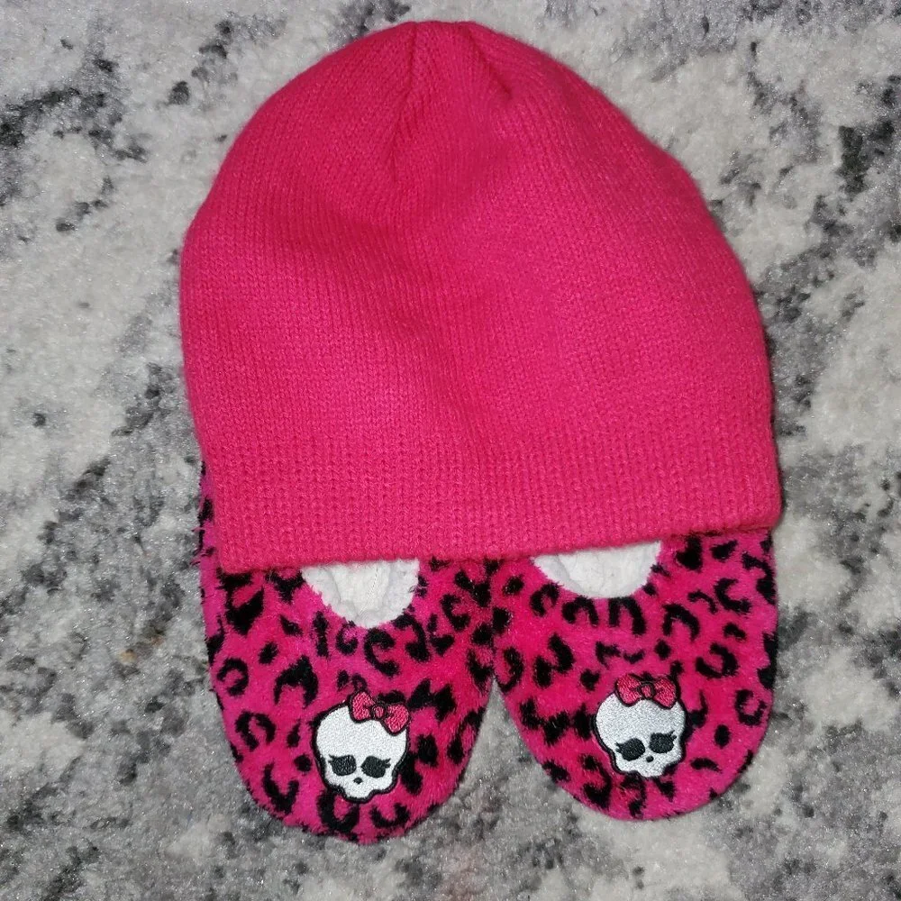 Monster High Girls Beenie Hat and Slippers ~~~